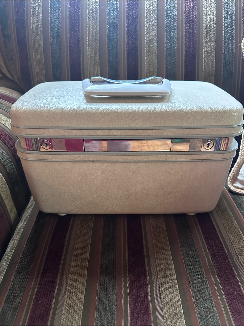 Vintage Cream Train Case with Chrome Trim
Samsonite Silhouette no key
